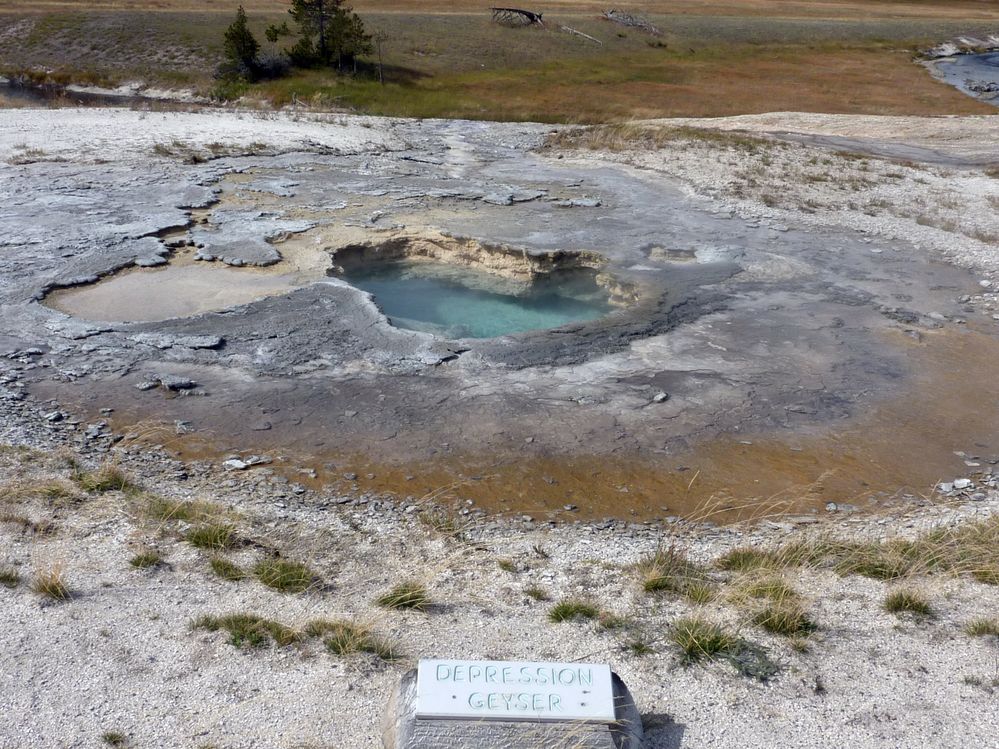 Yellowstone Old faithfull Depression Geyser (1).JPG